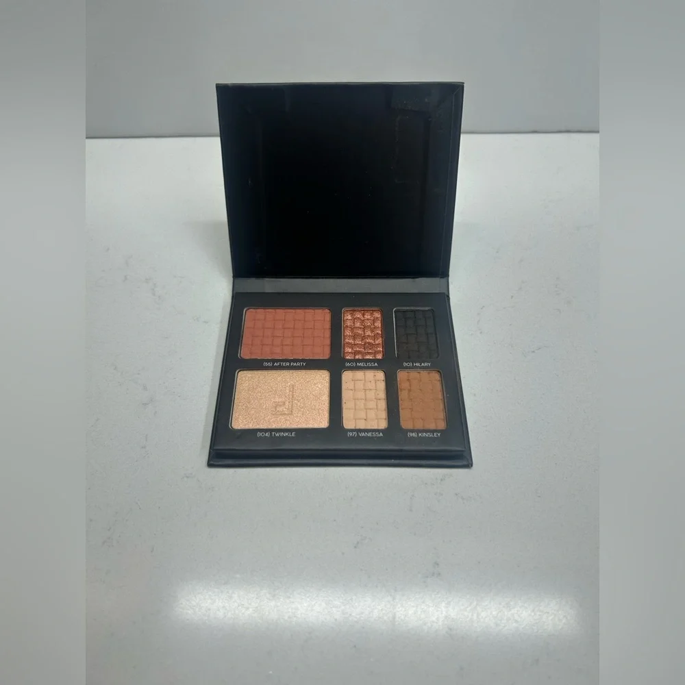 Doucce‎ Nuetral Eyeshadow Palette with Matte and Shimmer
